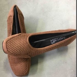 New Comfort-Well by Beacon Stretch N Form Low Pumps Chestnut, Size 6.5W